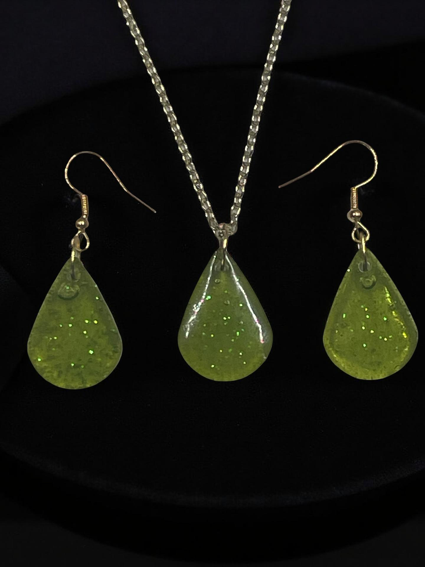 Sparkly Green Teardrop Earrings & Necklace Resin Set